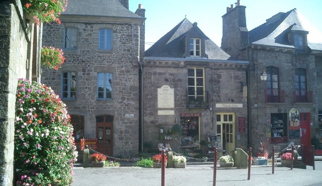 Beautiful renovated stone cottage, close to Brittany's major attractions