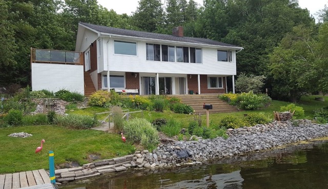 Beautiful Spacious Cottage on Lake Chemong