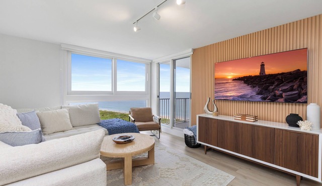 Beautiful updated 2/2 Condo, Ocean views, balcony, tennis/pickle ball, gym &more