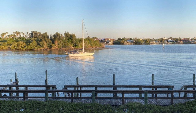 Beautiful Waterfront Condo.Watch the boats and dolphins!