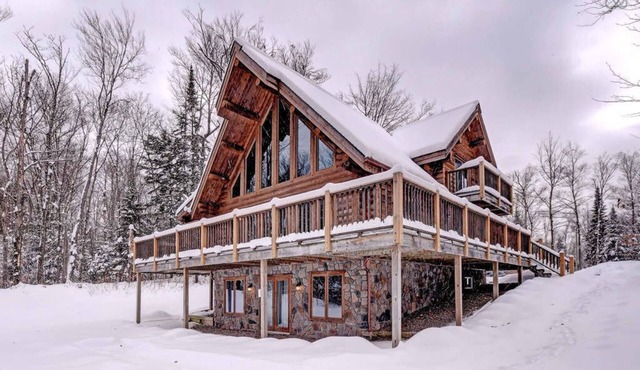 Beautiful Waterfront Chalet