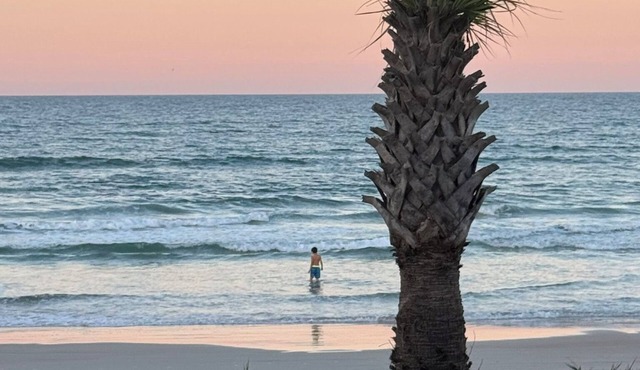 "Beverly's Place" Beachfront Apt Daytona Beach - just steps away from the ocean!