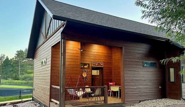 Black Hills Home Cabins—ELOOSIVE MOOSE—in Hill City, near Lake, Mickelson Trail!