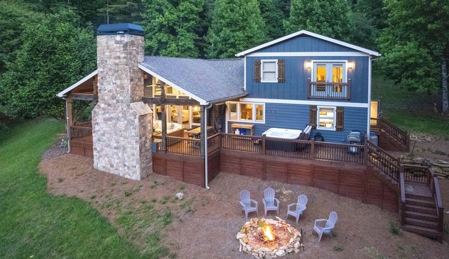 Blue Comanche - Upscale Mountain Home with a Hot Tub near Lake Glenville!