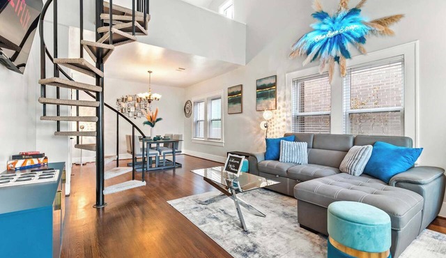 Blue Luxe| Pool Tbl| Sleeps 6+ | 10 Min Downtown