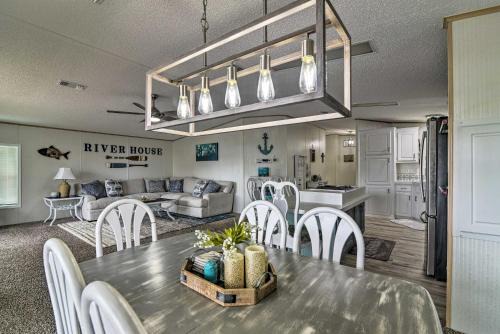 Boat Dock & Porch: Riverfront Retreat in Homosassa