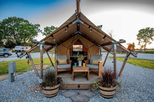 Breathtaking Tented Cabin with Gorgeous Sights in Cassville, Missouri