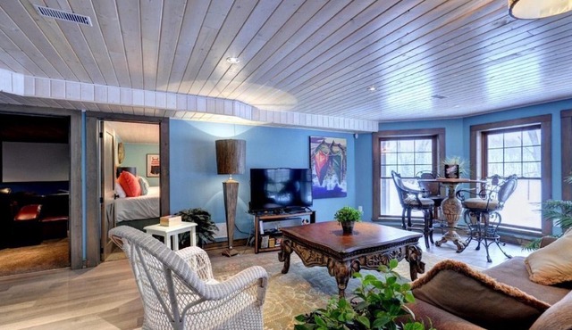 Breathtaking views of lakefront!