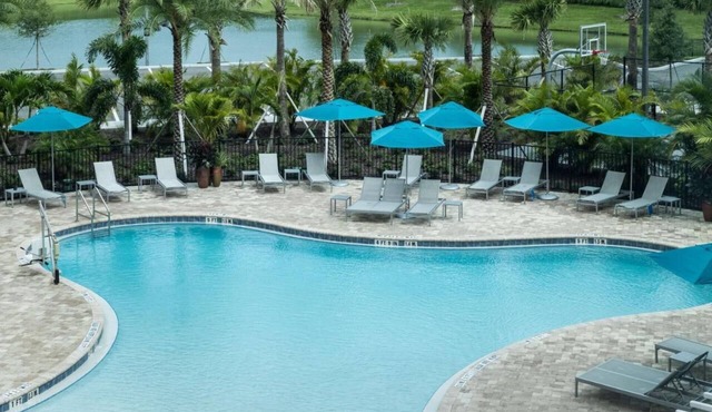 Bright 2 Queen Studio w/Pool Bar & BBQ | 2.5 mi Cocoa Beach Pier
