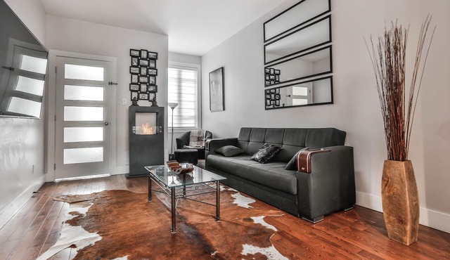 Bright and Charming Montreal full house