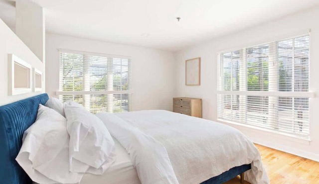 Bright Downtown Studio w/Full Kitchen+King Bed