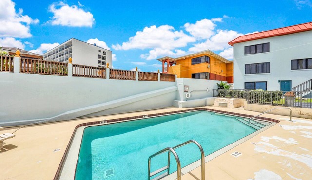 Bright Oceanfront Condo w/Balcony, Pool & Beach Access