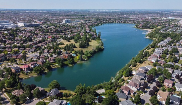 Bright & Roomy 3BR Suburb Stay Near Lake of Dreams