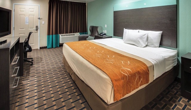 Budget Accommodation Ideal For Couple Traveler | Room w/Free Breakfast