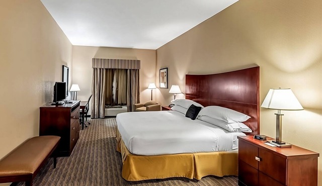 Budget-Friendly Accommodations at Red Lion Inn & Suites Mineral Wells! Pool!