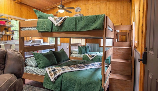 BUNKHOUSE annex: Must book Springside Manor Main House first: Sleeps addt'l 8.