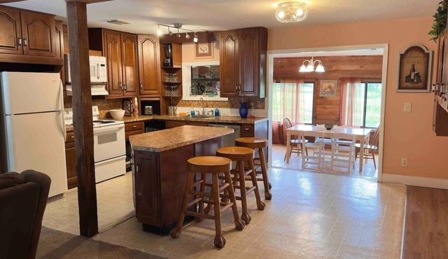 Canal Front 2BR + Den Near Lake Jesup