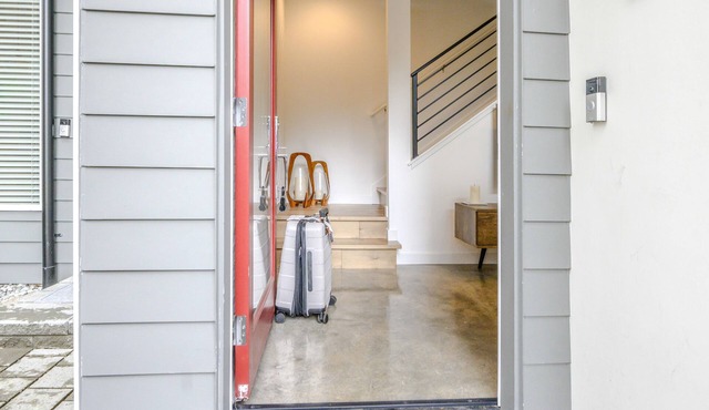 Capitol Hill Townhouse close to bars, restaurants