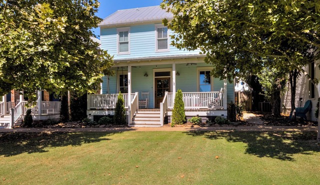 Carlton Landing! Spacious cottage right on Firefly Park!