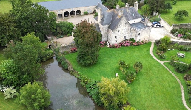 Castle and cottage for 22 people near the sea and d-day beaches in Normandy