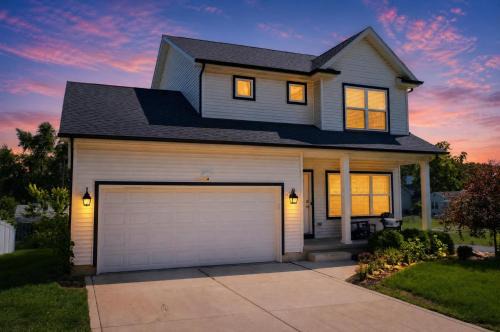 Cedar Lake 4BR Home for 8 with Lake Views home