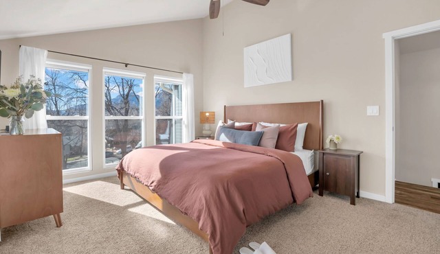 Central 2BR/2.5BA w/Sauna, Walk to Pearl St
