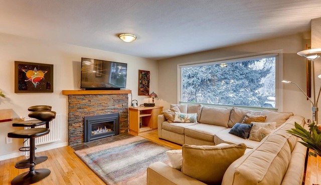 ~ Central Boulder Gem - Walk to CU/Folsom - 20 acre park out the back gate ~ in Boulder