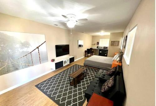 Central Private King Suit Washer Dryer 2 Miles to Hospital