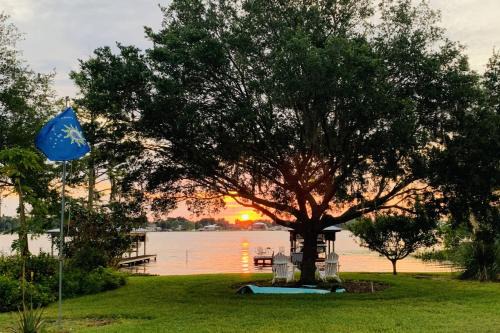 Chain of Lakes - Sunrise on Lake Idylwild - Tiki Bar, Dock & Kayaks - Legoland