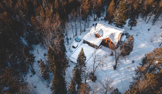 Chalet Silver Fox at Fiddler Lake with Hot Tub, Sauna, and Private Pool
