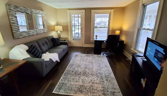 Charming 2 bed/1 bath unit, quiet neighborhood *Extended Stay*