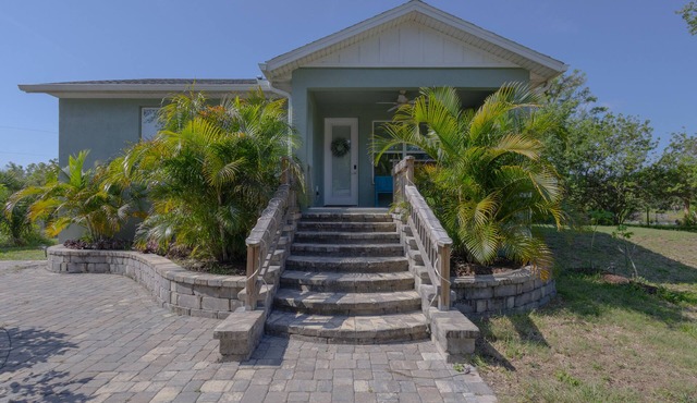 Charming 2-bedroom cottage with a farm-feel, 10 min from the beach!