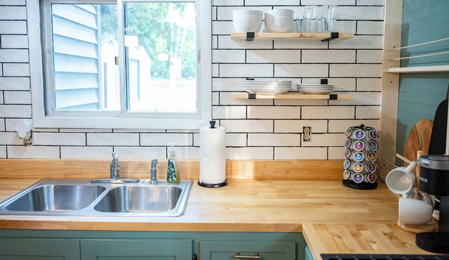 Charming 2-bedroom cottage in Suring with AC, WiFi. Pet Friendly