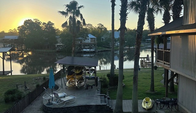 Charming 2-bedroom Fish River view upstairs apartment in wonderful Fairhope AL