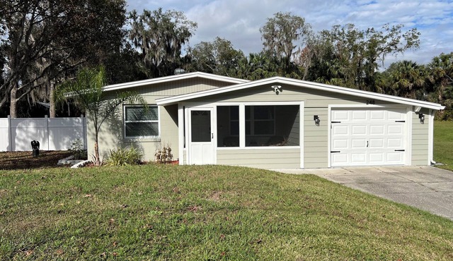 Charming 2-bedroom house in DeBary with AC- Close to highway andhiking Trail
