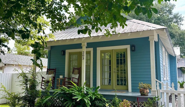 Charming 2-bedroom cottage in fabulous Bay St. Louis with AC