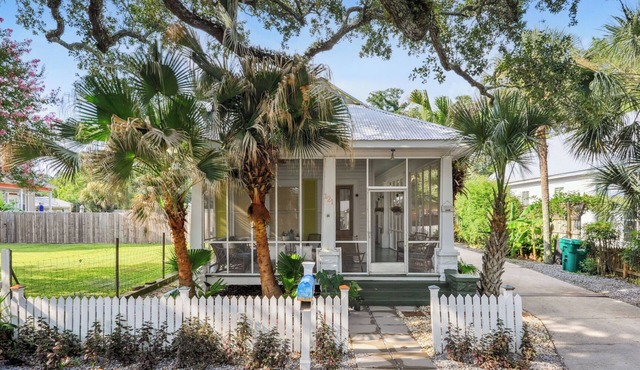 Charming 3-bedroom historic cottage in Bay Saint Louis with public beach access