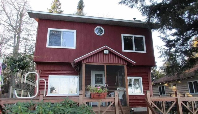 Charming 3-bedroom cabin in enchanting Au Train with WiFi