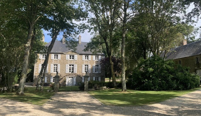 Charming accommodation in a park, shops and beach within walking distance