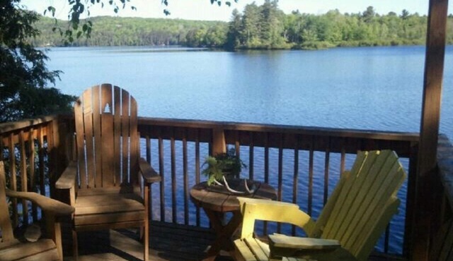 Charming Authentic Waterfront Cottage on a Lake