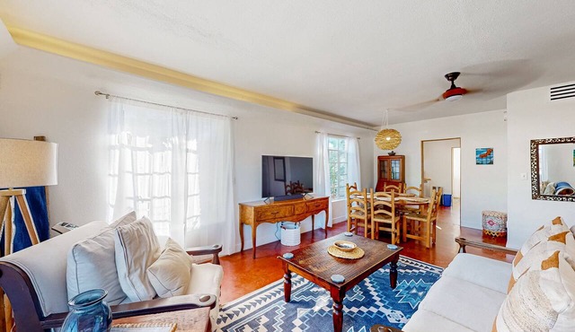 Charming & bright bungalow w/patio, yard, close to downtown shops, dogs ok