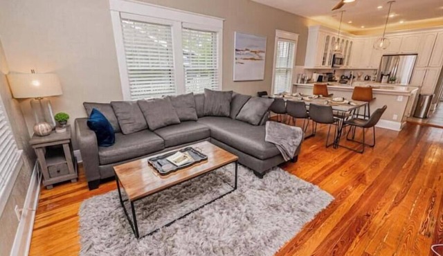 Charming Bungalow steps from Lake Hollingsworth