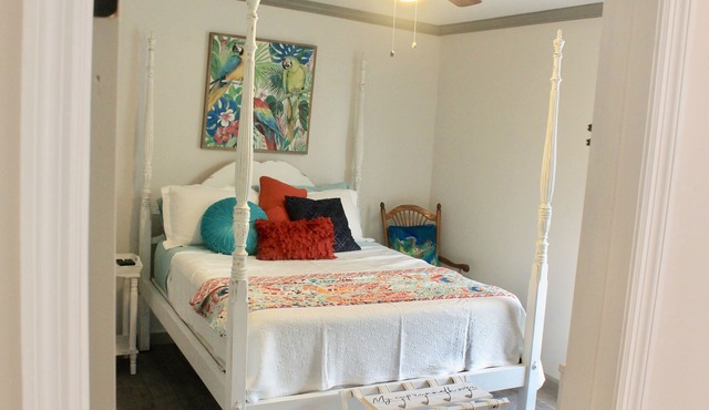 Charming Cottage, downtown to beaches, private