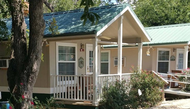 Charming Cottage Rental for a Getaway near Dallas, Texas