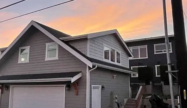 Charming, Cozy Casa 2-bedroom house in marvelous West Seattle.