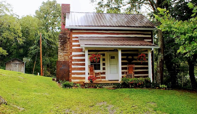 Charming Historic Cabin, Modern Comfort: Newly Refreshed for Your Perfect Stay!