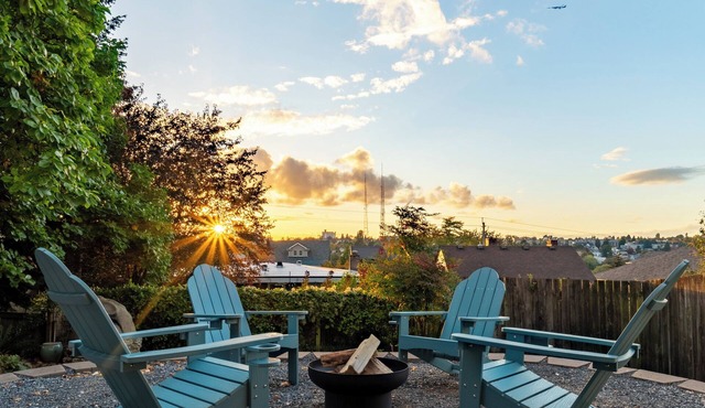 Charming Madrona Stay Walk to Lake & Cafes, Shops, A/C Parking