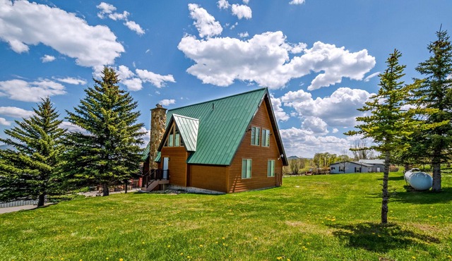 Charming, rustic cabin with gorgeous lake views