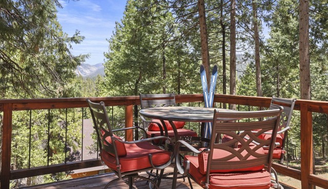 Charming Spacious Cabin W/Pool Table- Minutes from Pinecrest