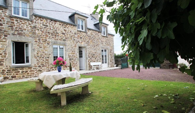 Charming stone house with private garden, pets allowed
